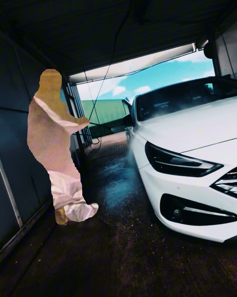 Weißer Hyundai wird in der Waschbox mit dem Hochdruckreiniger gewaschen