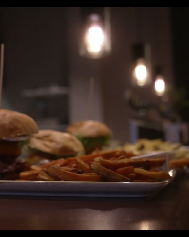 Burger und Pommes auf dem Tresen von GuteBurger