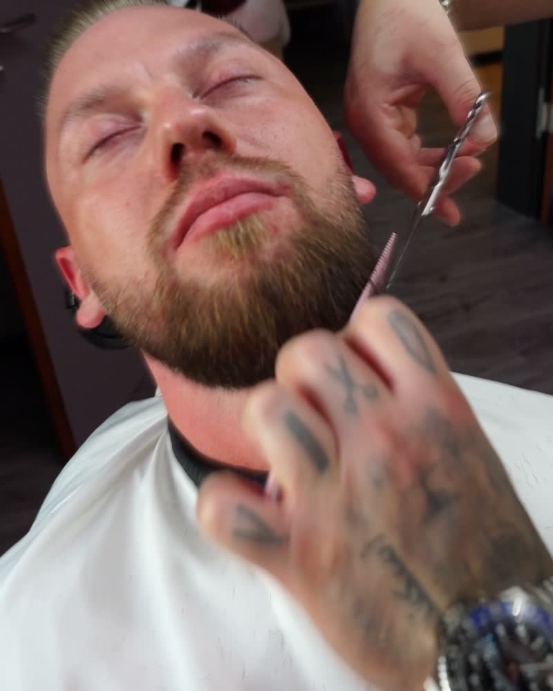 Kunde bekommt den Bart mit dem Rasiermesser gemacht