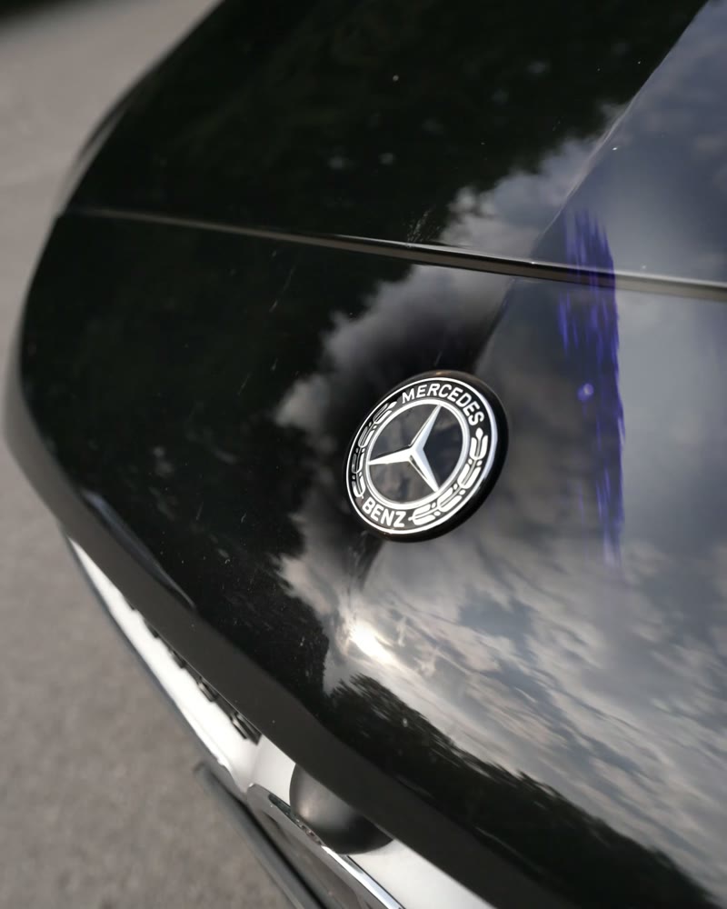 Mercedes-Stern auf schwarzer Motorhaube nach dem Logo-Flip