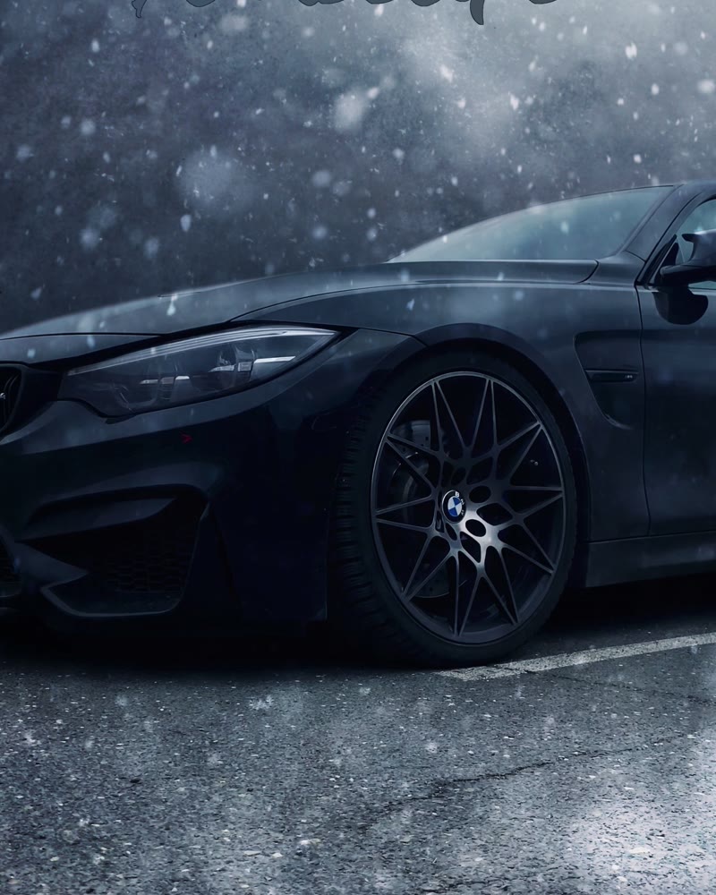 Schwarzer BMW im Schneetreiben